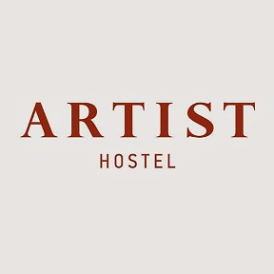 Логотип компании Artist Hostel на Семеновской